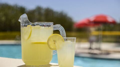 طريقة عمل عصير الليمون بدون خلاط