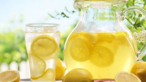 كيفية عمل عصير الليمون الطبيعي