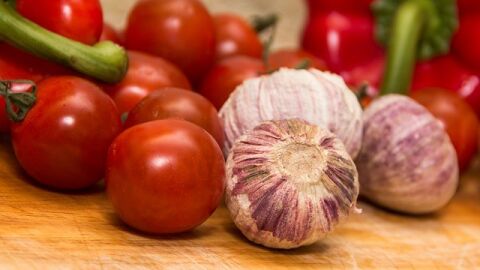 طريقة عمل سلطة الطماطم بالثوم