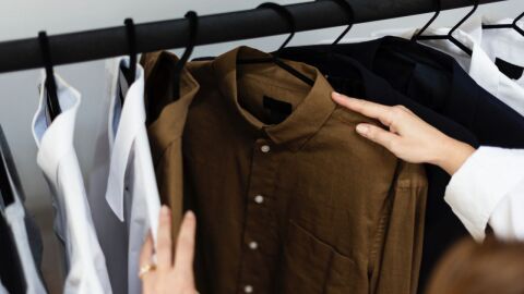 كيفية تنظيم الملابس في الخزانة