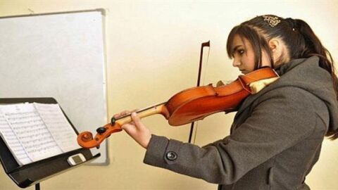 كيف تعزف على الكمان