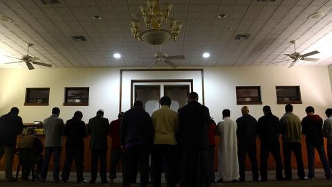 كيفية الصلاة وراء الإمام