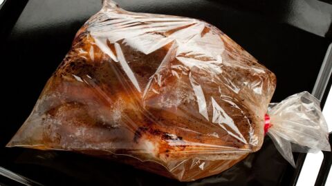 كيفية تحضير الدجاج المحمر في الأكياس البلاستيكية