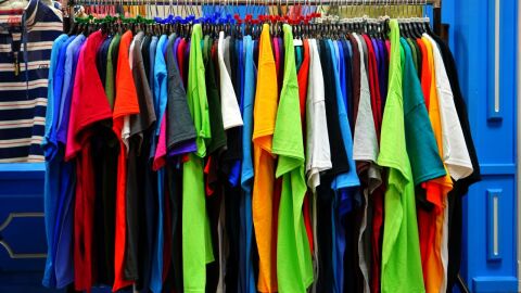 كيفية إزالة آثار مزيل العرق من الملابس