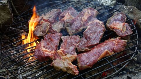 كيفية تتبيل اللحم المشوى على الفحم