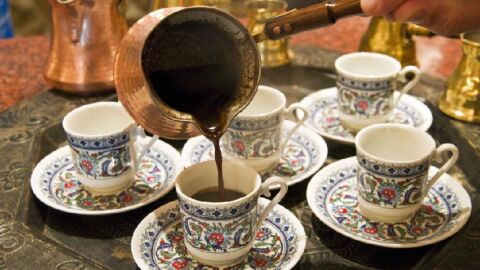 طريقة تقديم الشاي والقهوة للضيوف