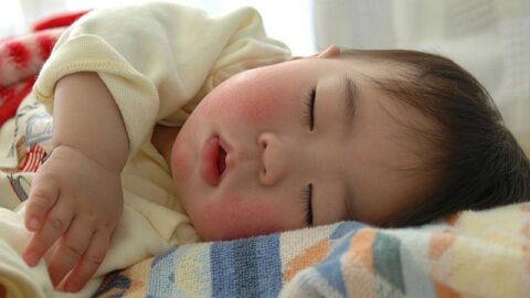 كيفية نوم الطفل الرضيع