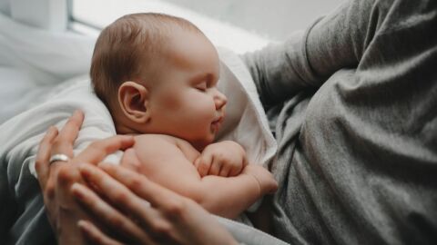 كيفية مراعاة الطفل حديث الولادة