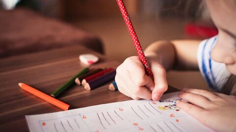 كيفية تعليم الطفل الكتابة لأول مرة