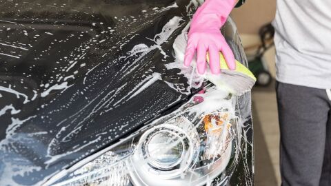 كيفية غسل السيارة في البيت