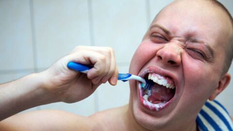 طريقة تبييض الأسنان في البيت