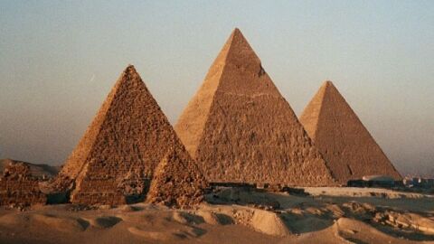كيف تم بناء الأهرامات المصرية