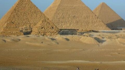 كيف بنيت الأهرامات المصرية