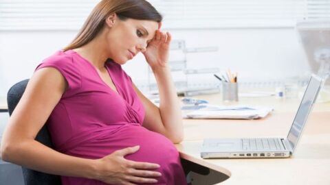 هل زيادة حركة الجنين من علامات الولادة
