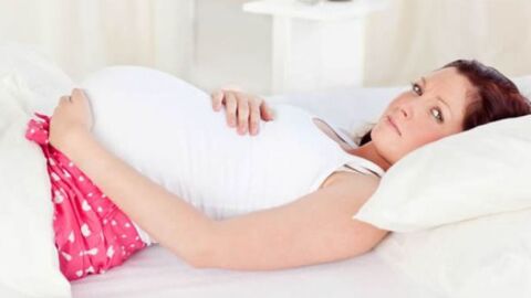 هل يضر النوم على الظهر الحامل