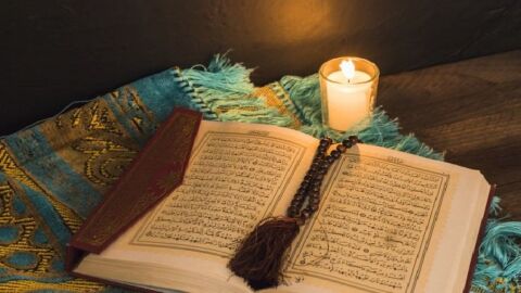 هل يجوز قراءة القرآن بدون حجاب