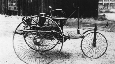 من صنع أول سيارة في العالم