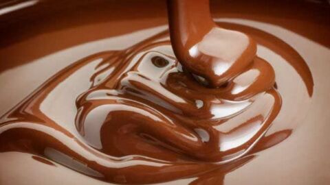عمل الشوكولاتة من الكاكاو
