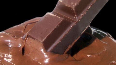 عمل حلويات بالشوكولاتة