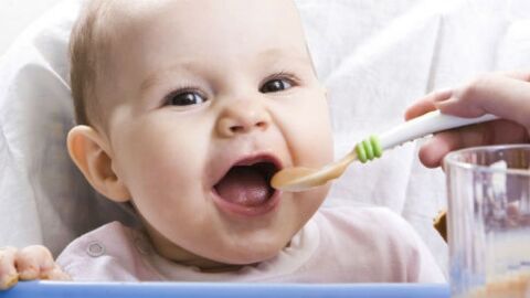 طرق تغذية الأطفال الرضع