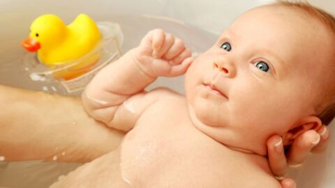 استحمام الطفل حديث الولادة - فيديو