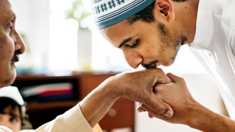 آية قرآنية عن بر الوالدين