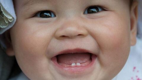 علامات ظهور الأسنان عند الأطفال