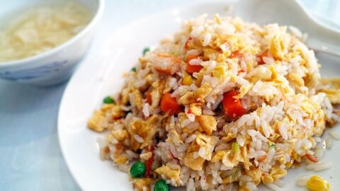 الأرز التايلندي مقلي مع الدجاج