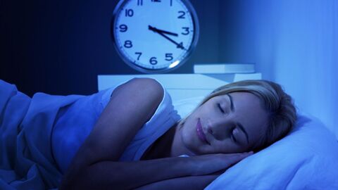 فوائد النوم في الليل
