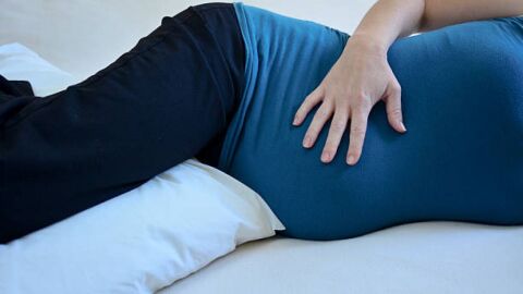 فوائد النوم على الجانب الأيسر للحامل