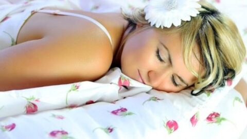 فوائد النوم على البطن