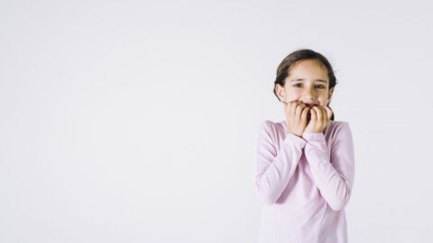 أسباب قضم الأظافر عند الأطفال