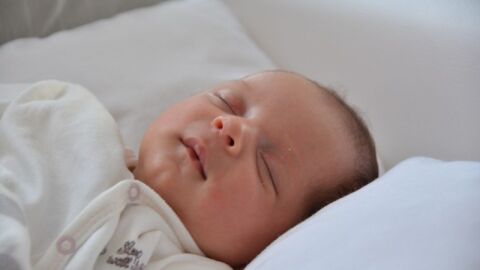 طريقة النوم الصحيحة للطفل الرضيع