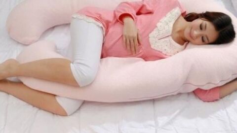طريقة النوم الصحيحة للمرأة الحامل