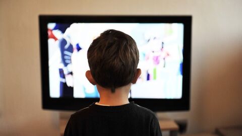 آثار التلفاز على الأطفال