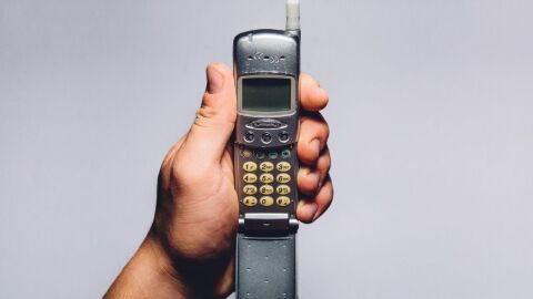 أول شركة أنتجت هاتفاً محمولاً