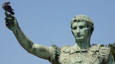 أول إمبراطور لروما