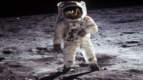 أول رجل ذهب إلى القمر
