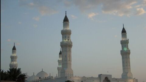 أول مسجد أسس بالمدينة