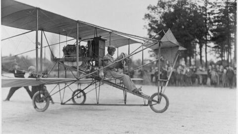 أول من اخترع الطائرة