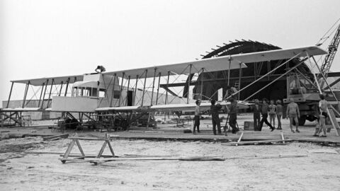 أول من صنع الطائرة