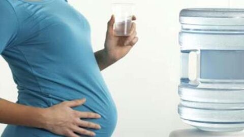 أهمية شرب الماء للحامل