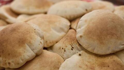 طريقة الخبز العربي بالفرن