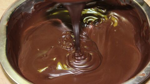 طريقة تذويب الشوكولاتة الخام