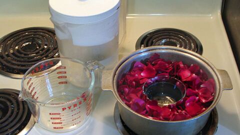 طريقة تحضير ماء الورد في المنزل