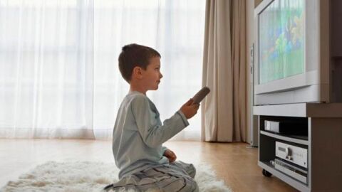 أضرار التلفاز على الأطفال