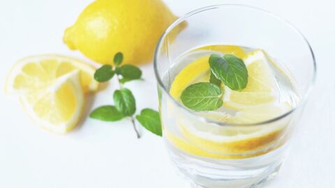الماء الدافئ والليمون لإزالة الكرش