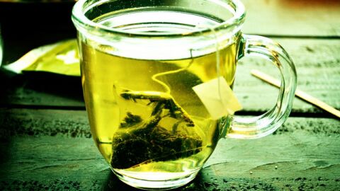 ما فوائد شرب الشاي الأخضر على الريق