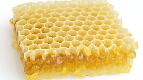 ما هي فوائد أكل شمع العسل