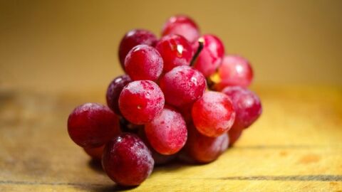 ما هي فوائد العنب الأحمر